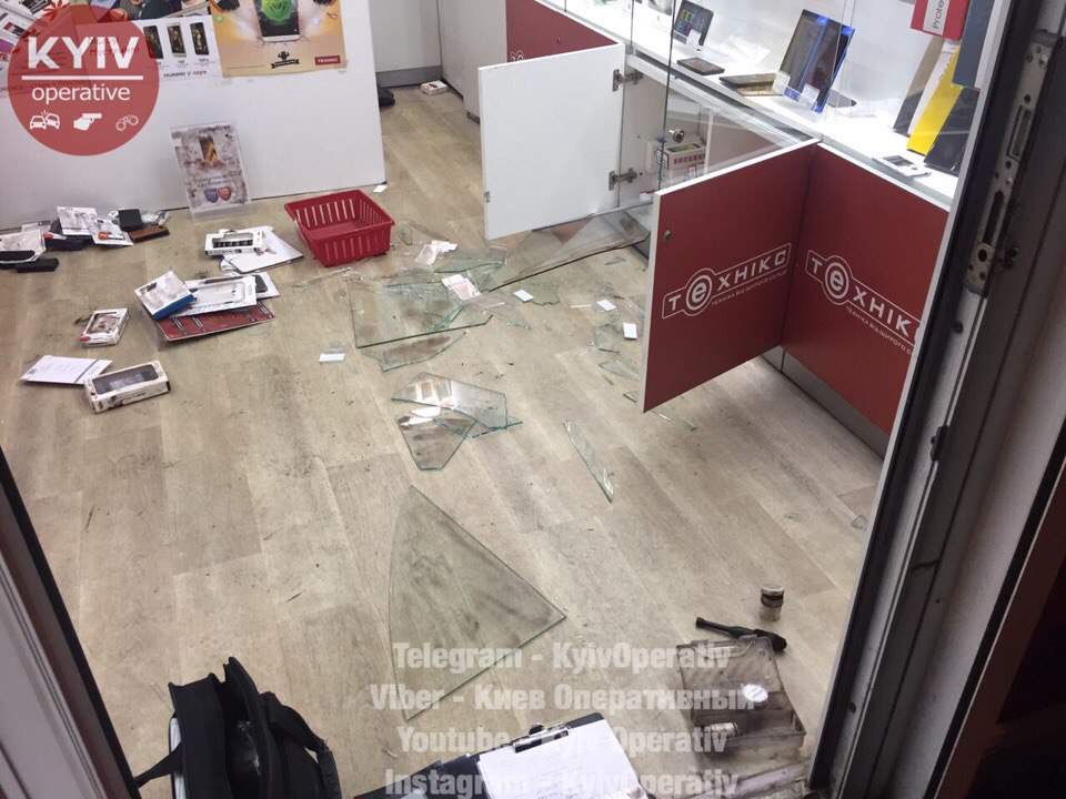 В Киеве на магазин электроники совершили разбойное нападение (фото, видео)