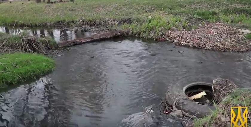 Экологическое бедствие на Черниговщине: местные жители сливают отходы в реку (видео)