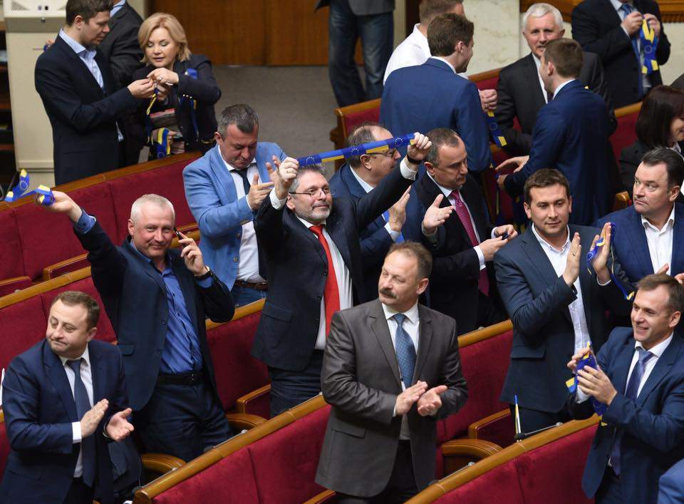 Довольные и счастливые: депутаты праздную очередную победу Украины (фото)