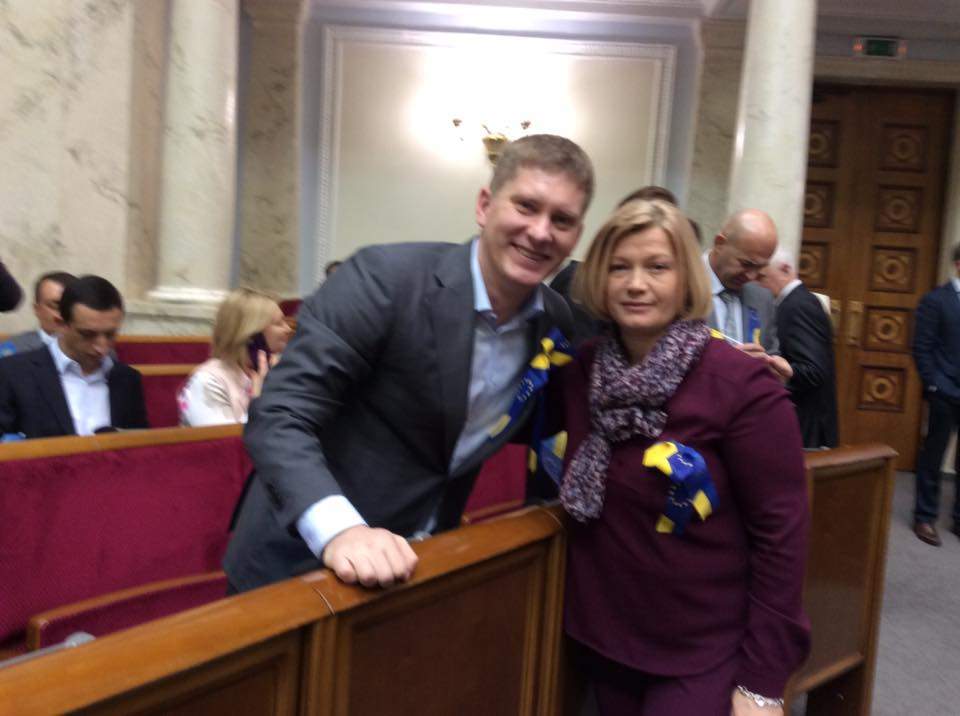 Довольные и счастливые: депутаты праздную очередную победу Украины (фото)