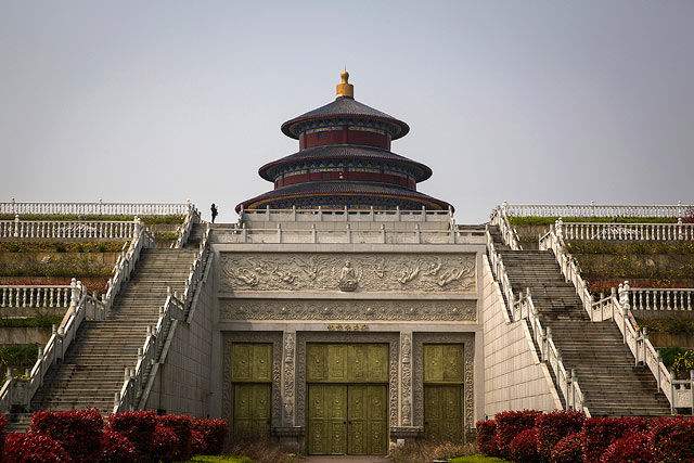 Райские покои: самое дорогое кладбище в Китае поражает размахом (фото)