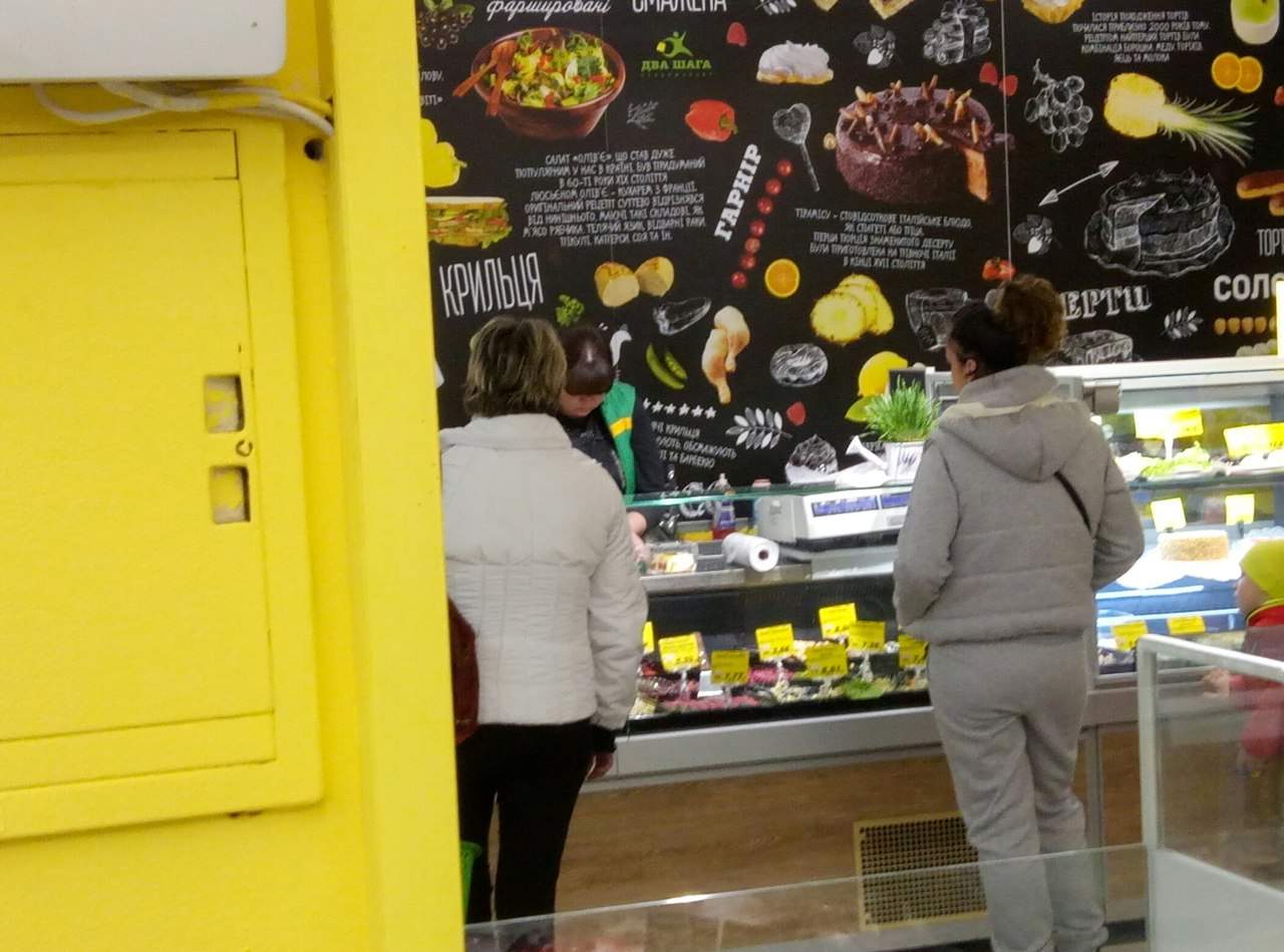 Фотофакт: в одесском супермаркете продают гнилую рыбу (фото)