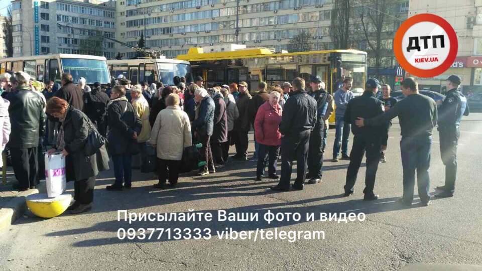 В столице водители пригородных маршруток вышли на страйк (фото)