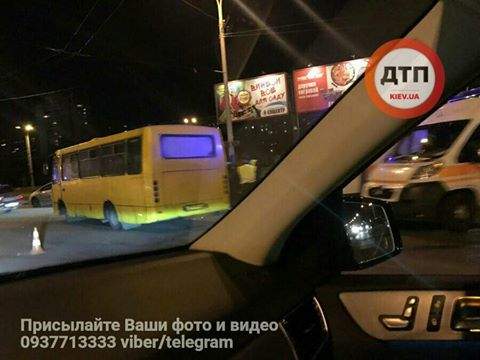 В Киеве столкнулись городской автобус с пассажирами и автомобиль "Деу" (Фото)