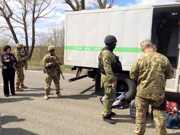 Представители "ДНР" передали украинским властям 14 заключённых для отбывания срока