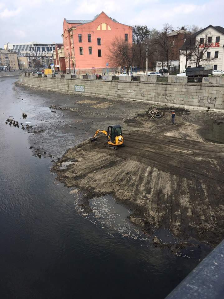 Фотофакт: в Харькове начали асфальтировать реку (фото)