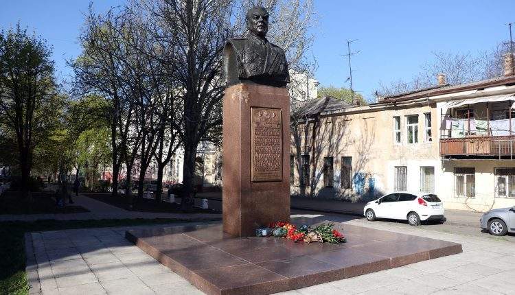 В Одессе восстановили памятник советскому маршалу Малиновскому (фото)