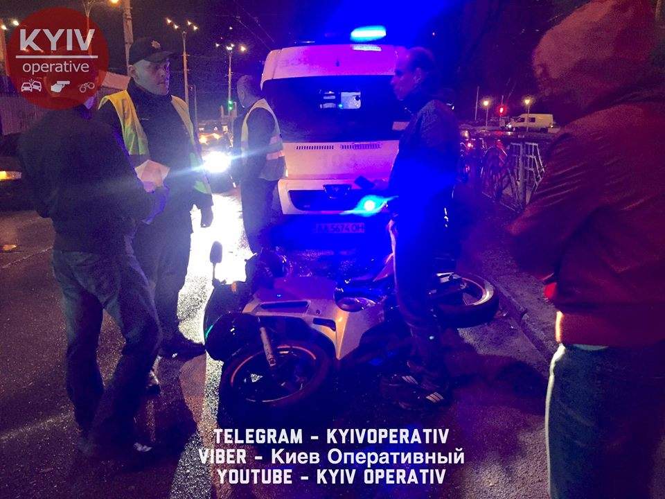 В Киеве водитель легковушки не заметил мотоциклиста (Видео, фото)