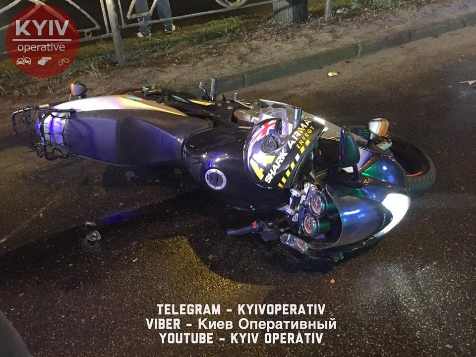 В Киеве водитель легковушки не заметил мотоциклиста (Видео, фото)