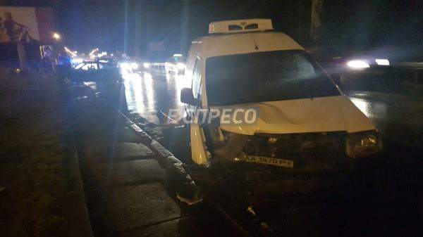 В Киеве в ДТП попало сразу три авто, есть пострадавшие (Фото)