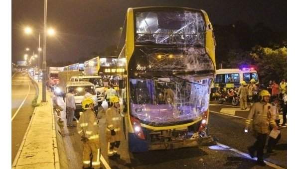 В Гонконге столкнулись два автобуса, заполненных пассажирами, около 70 человек постродалон