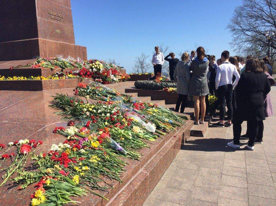 В Одессе к памятнику "Неизвестного матроса" уже третий день носят цветы