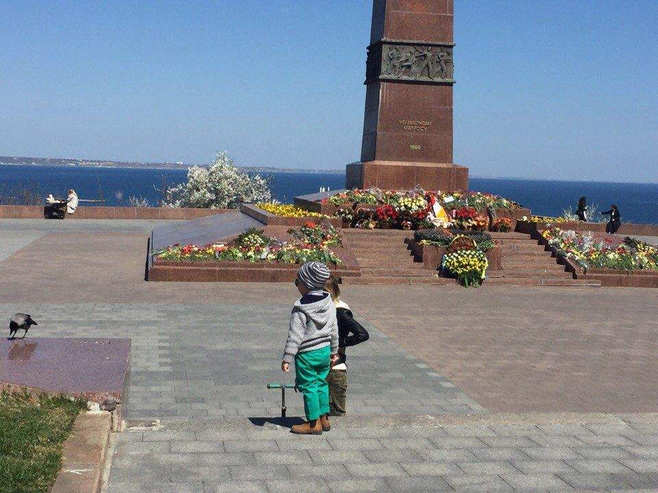 В Одессе к памятнику "Неизвестного матроса" уже третий день носят цветы