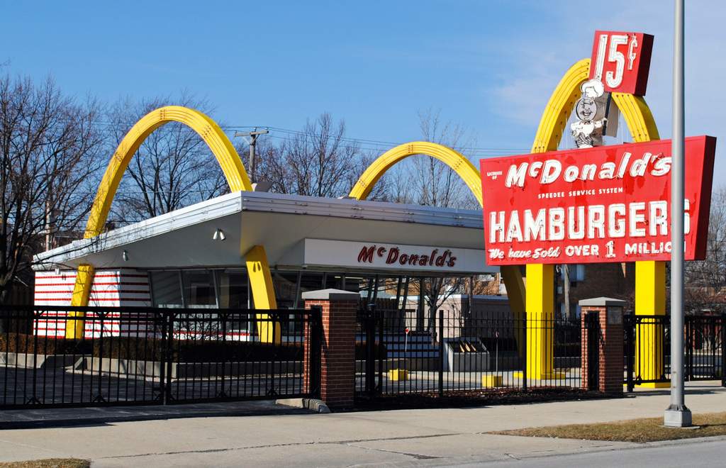 С сестрой в багажнике: в США 8-летний мальчик угнал автомобиль родителей, чтобы поесть в "Макдональдсе"