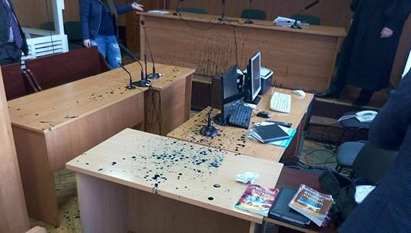 Одесские "автомайдановцы" напали на судей, залили зал зеленкой и сорвали заседание (Фото)
