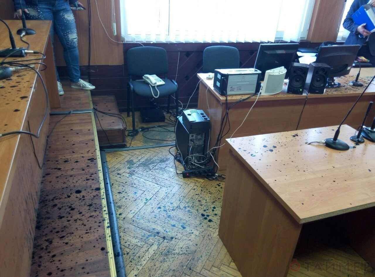 Одесские "автомайдановцы" напали на судей, залили зал зеленкой и сорвали заседание (Фото)