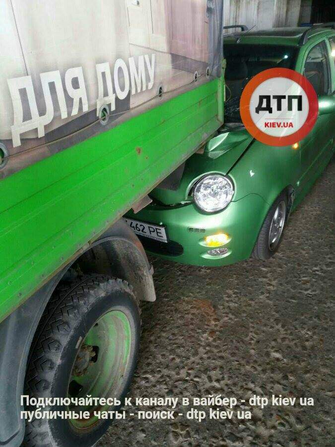 Водитель "Daewoo Matiz" перепутала педали и залетела под "ГАЗель" (фото)