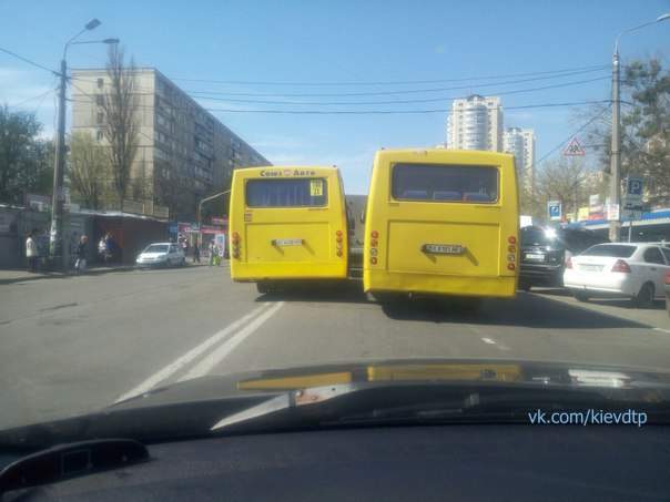 В центре Киеве два общественных автобуса решили устроить гонку 