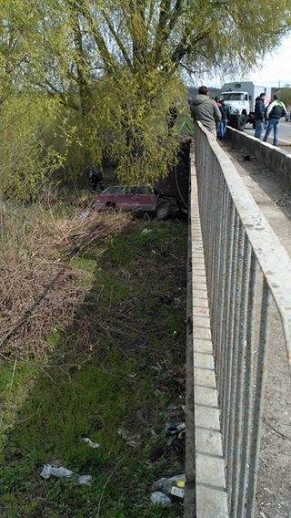 В Ровно с моста слетел автомобиль (Фото)
