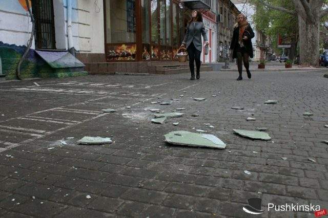 В Одессе снова рухнула часть стены (Фото)