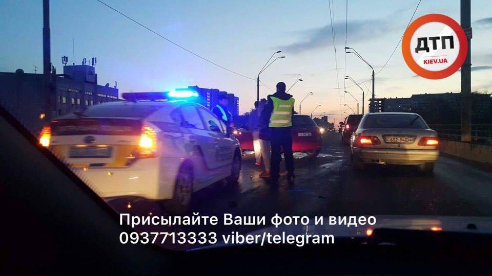 В Киеве на мосту разбился автомобиль (Фото)