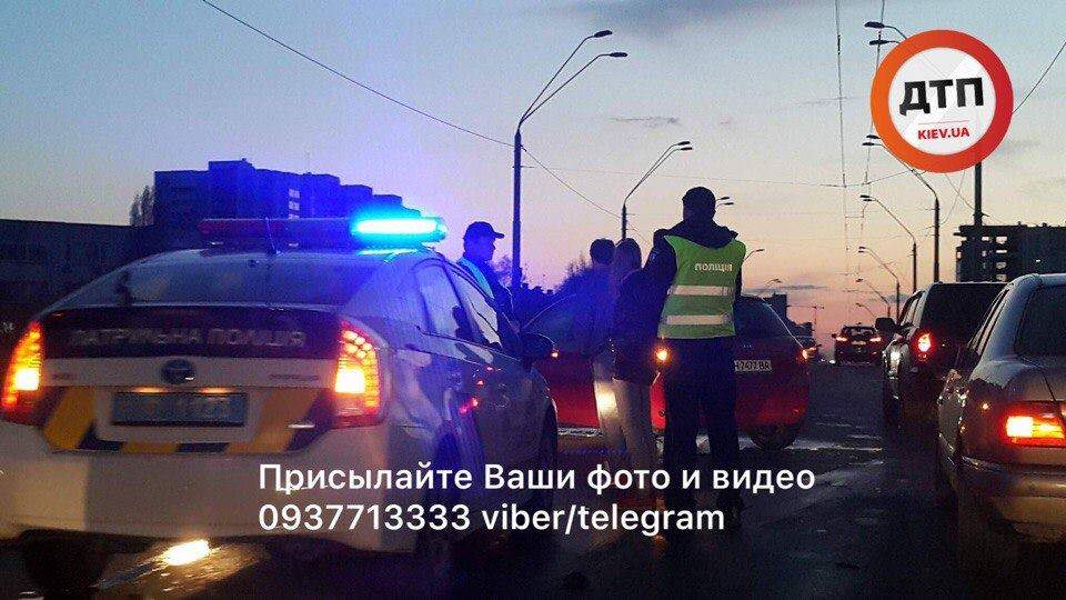 В Киеве на мосту разбился автомобиль (Фото)