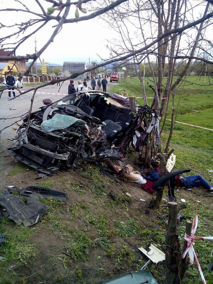 Во Львовской области произошло столкновение рейсового автобуса и легкового авто: есть погибшие (фото)