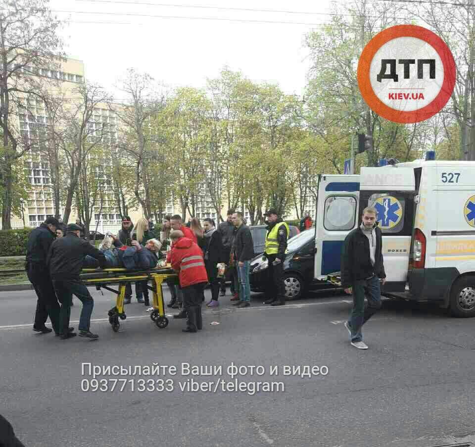 В Киеве автомобиль совершил наезд на пешехода (фото)