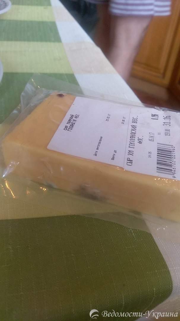 Продуктовый "Идеал": одесситам продают просроченный сыр с плесенью (фото)