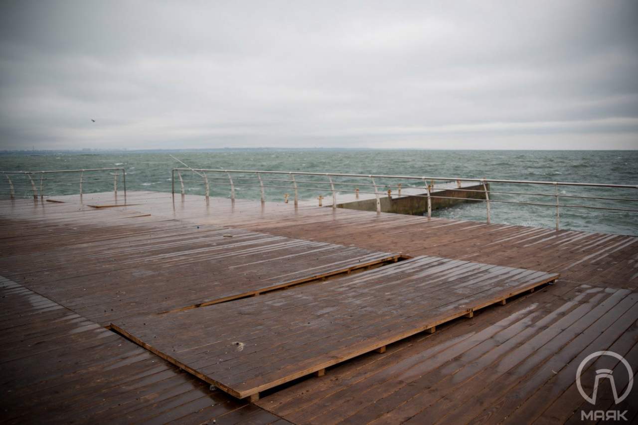 Из-за сильного шторма в Одессе повреждена набережная у дельфинария (фото)