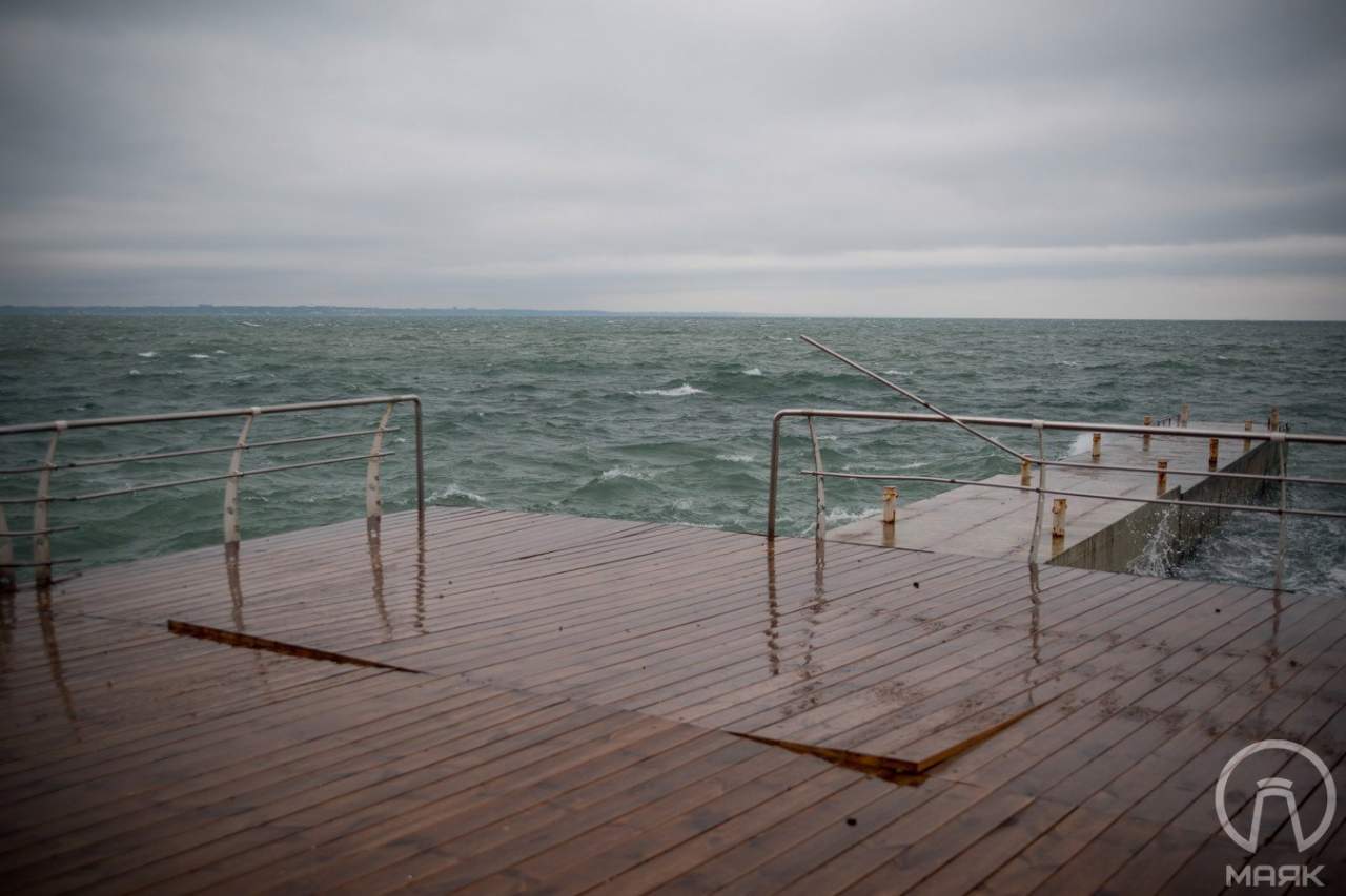 Из-за сильного шторма в Одессе повреждена набережная у дельфинария (фото)