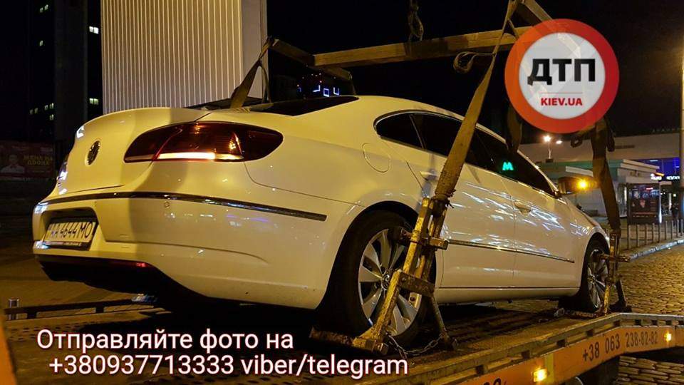 В Киеве автомобиль, который преграждал путь людям забрал эвакуатор (Фото)