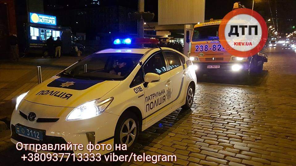 В Киеве автомобиль, который преграждал путь людям забрал эвакуатор (Фото)