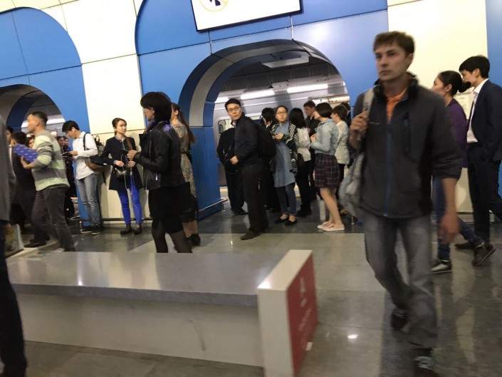 В Казахстане неизвестные сообщили о заминировании столичного метро: в подземке проводят эвакуацию (фото)