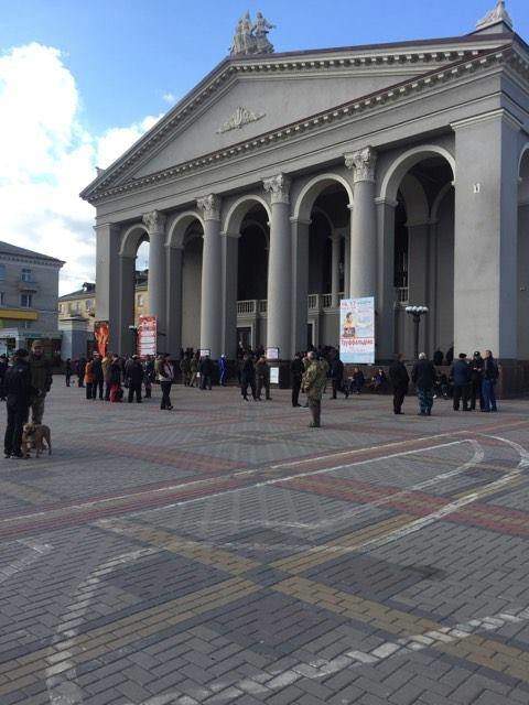 "Тёплый приём" от радикалов Ровно: неизвестные сообщили о "заминировании" здания для концерта Поляковой (фото)