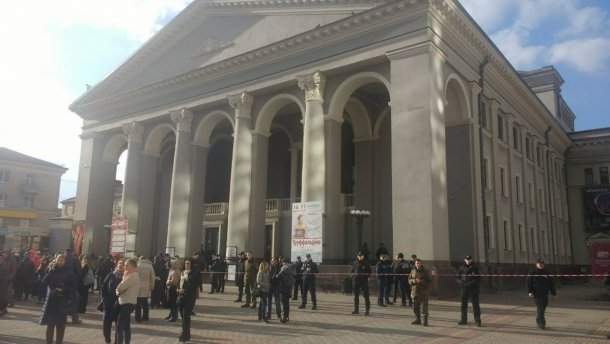 "Тёплый приём" от радикалов Ровно: неизвестные сообщили о "заминировании" здания для концерта Поляковой (фото)