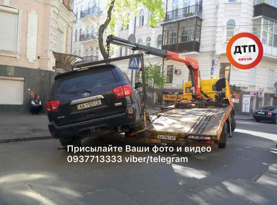 В Киеве эвакуатор 