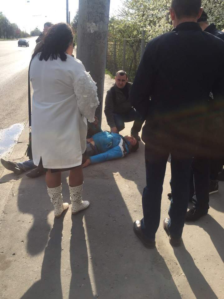 Во Львове посреди улицы обнаружили раненого мужчину: полиция отказалась приезжать на вызов (фото)