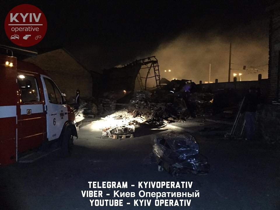 В Киеве горит крупный склад (Видео, фото)