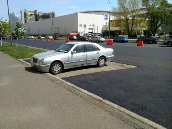 Подготовка к Евровидению в Киеве: ремонт дороги делают в обход припаркованных авто (Фото)