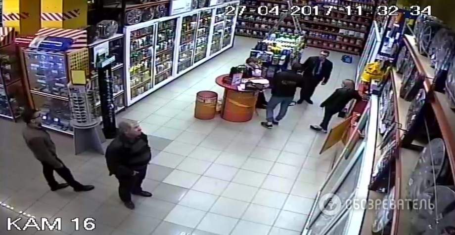 Кто они и что им нужно? В Киеве  группа неизвестных захватила два магазина  с сотрудниками (фото)