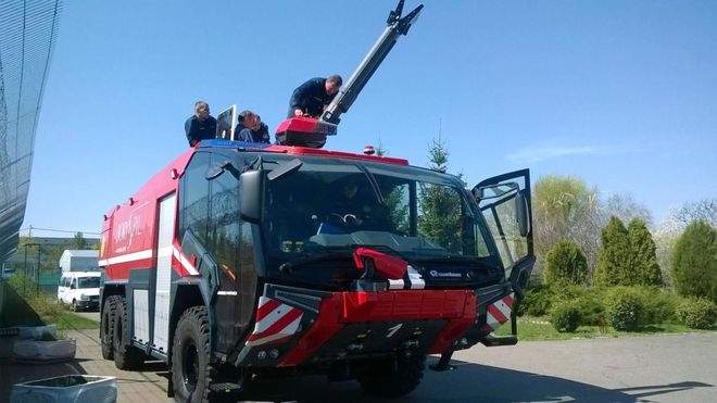 В аэропорту "Борисполь" презентовали аэродромный пожарный автомобиль (фото)