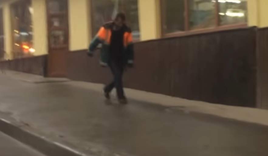"Работа работой, а обед по расписанию": во Львове работник коммунальных служб разгуливал по улице пьяный (видео)