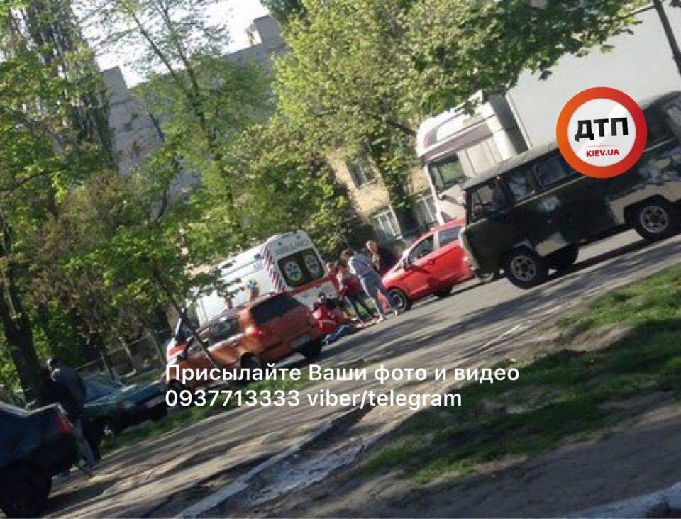 В Киеве "Форд" сбил перебегающего дорогу парня (Фото)