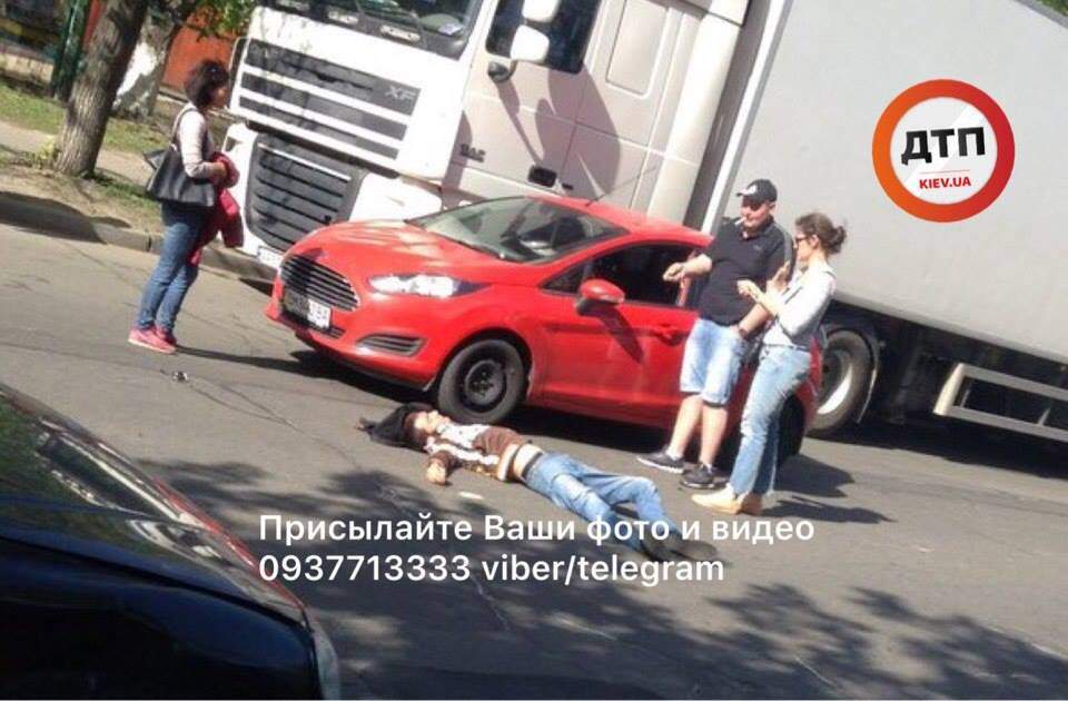В Киеве "Форд" сбил перебегающего дорогу парня (Фото)