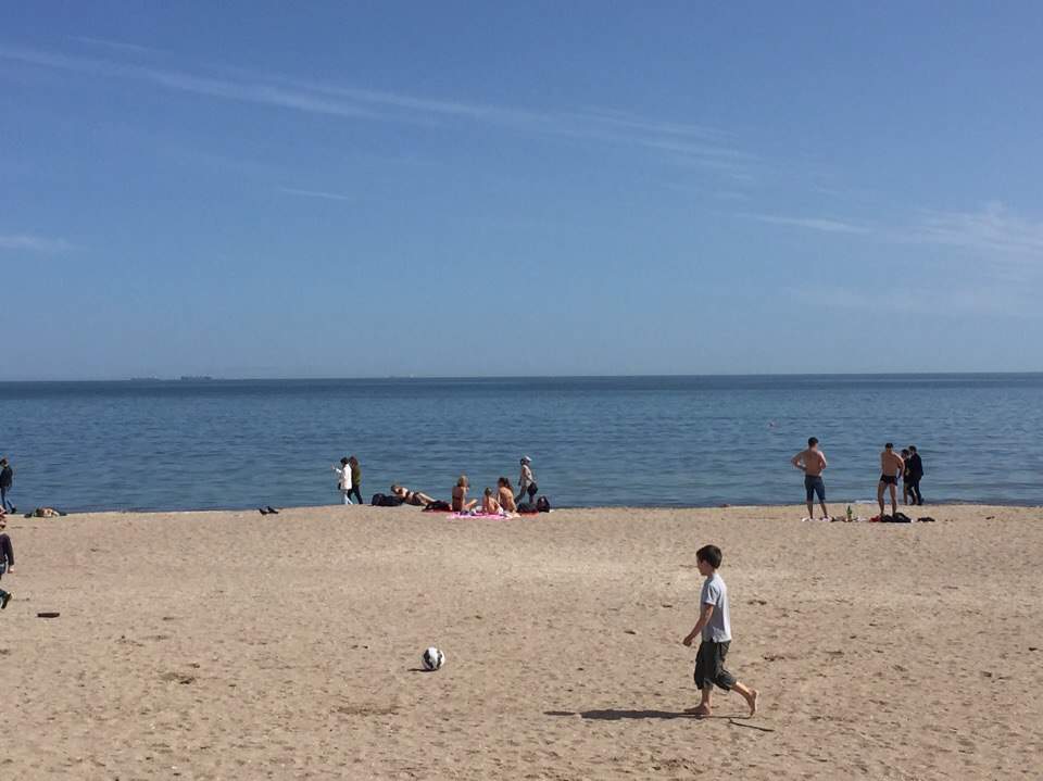 Одесситы уже открыли пляжный сезон и во всю жарят шашлыки (Фото)