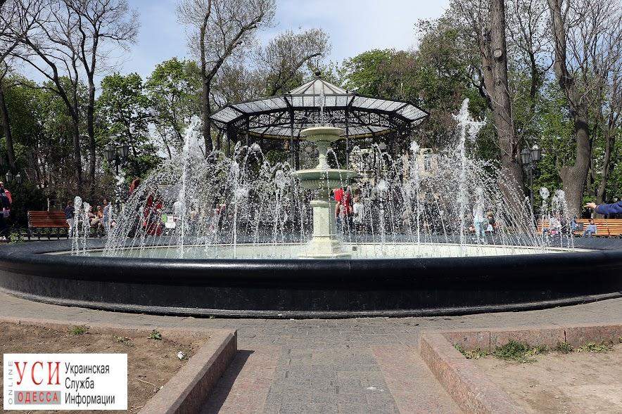 Весна, переходящая в лето: в Одессе включили все фонтаны (фото)