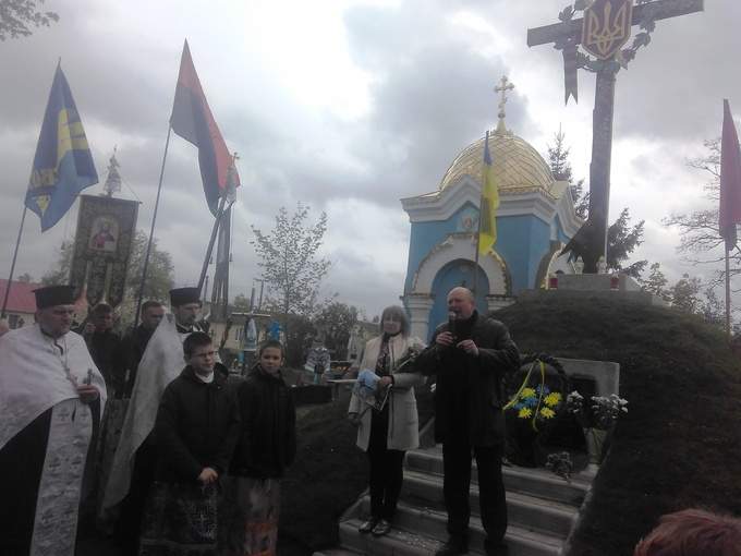 На Волыни городские власти проигнорировали освящение памятника героям Небесной Сотни (фото)