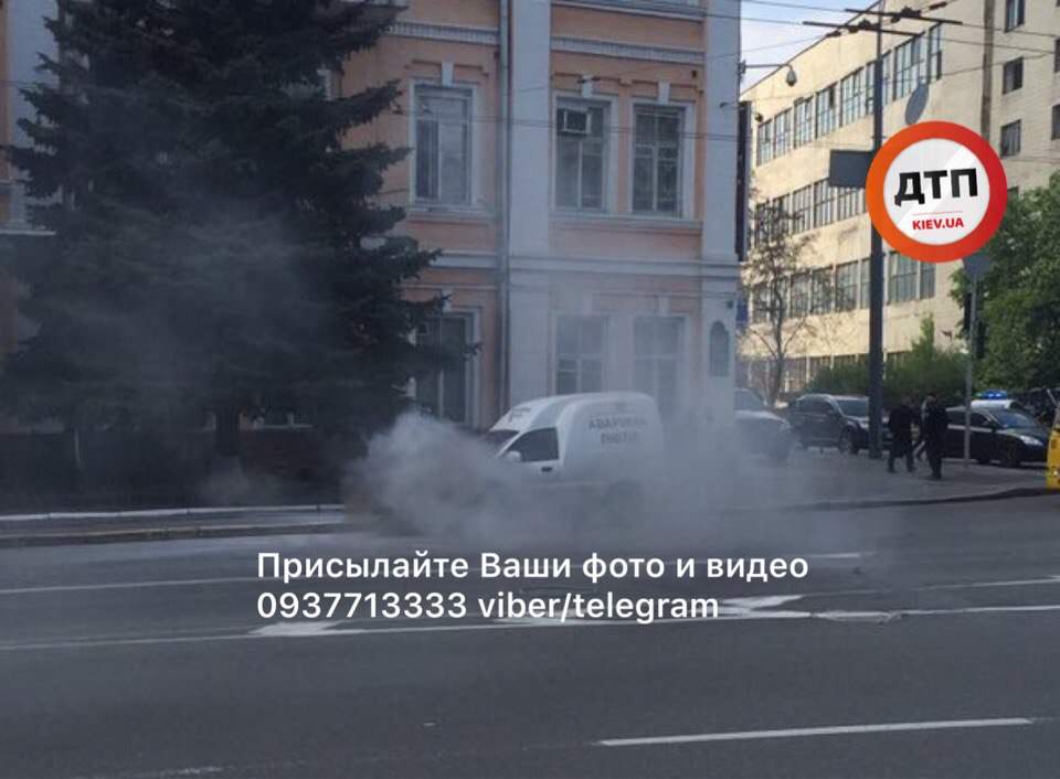 В Киеве посреди улицы загорелся автомобиль "ЗАЗ" (фото)