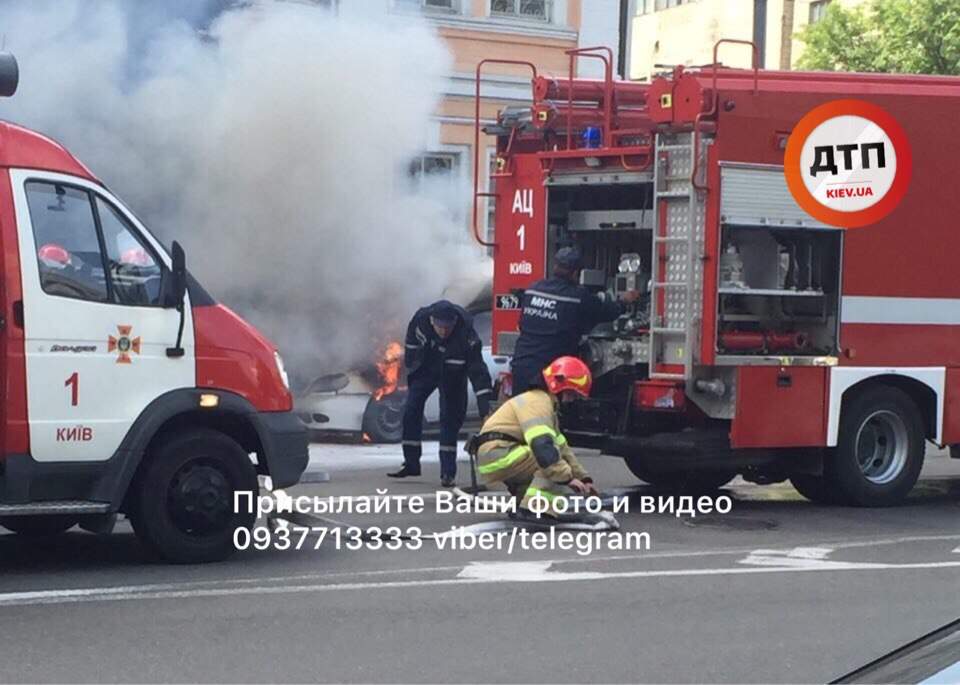 В Киеве посреди улицы загорелся автомобиль "ЗАЗ" (фото)